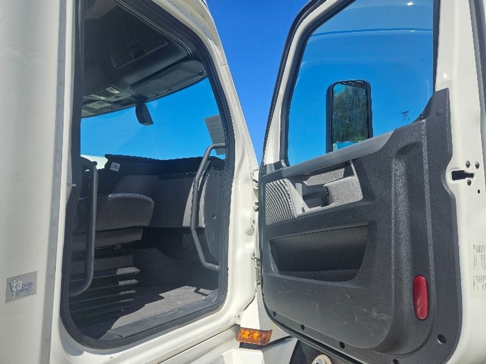 Sleeper Tractor-Heavy Duty Tractors-Freightliner-2020-T12664ST-Moberly-MO-699,635\n\t\tmiles-$ 46,000 - Image 13