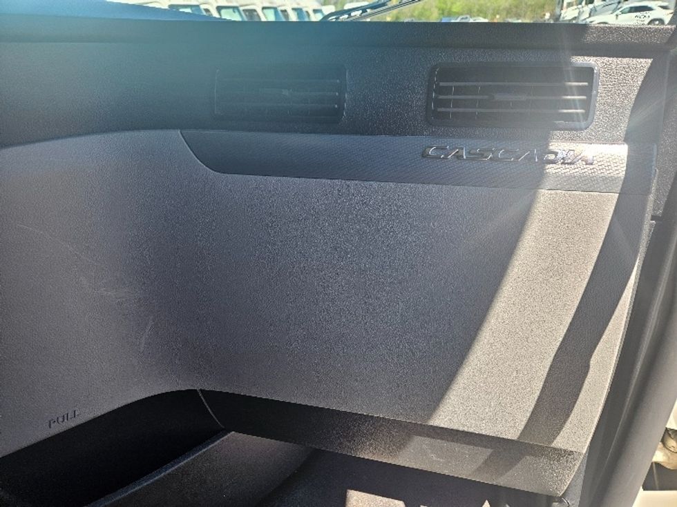 Sleeper Tractor-Heavy Duty Tractors-Freightliner-2020-T12664ST-Moberly-MO-699,635\n\t\tmiles-$ 46,000 - Image 14