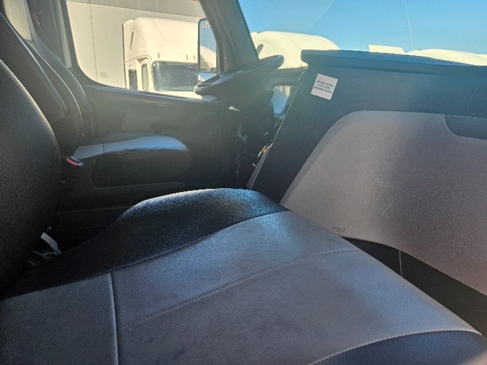 Sleeper Tractor-Heavy Duty Tractors-Freightliner-2020-T12664ST-Moberly-MO-699,635\n\t\tmiles-$ 46,000 - Image 15