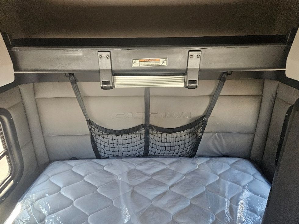 Sleeper Tractor-Heavy Duty Tractors-Freightliner-2020-T12664ST-Moberly-MO-699,635\n\t\tmiles-$ 46,000 - Image 16