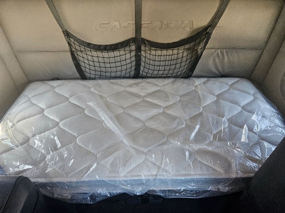 Sleeper Tractor-Heavy Duty Tractors-Freightliner-2020-T12664ST-Moberly-MO-699,635\n\t\tmiles-$ 46,000 - Image 17