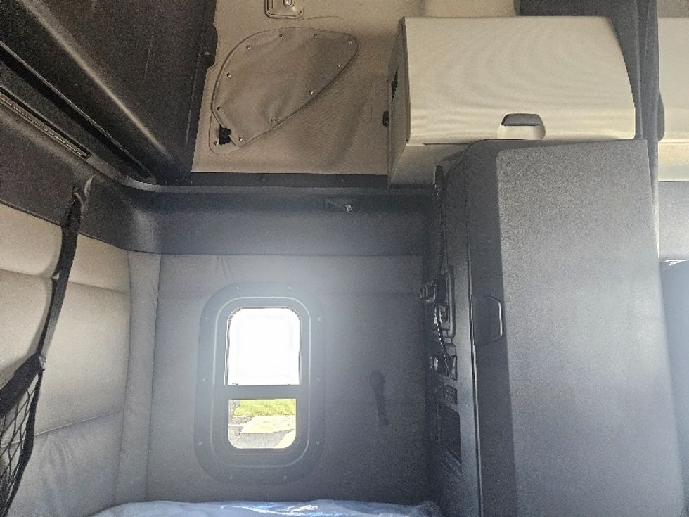 Sleeper Tractor-Heavy Duty Tractors-Freightliner-2020-T12664ST-Moberly-MO-699,635\n\t\tmiles-$ 46,000 - Image 18