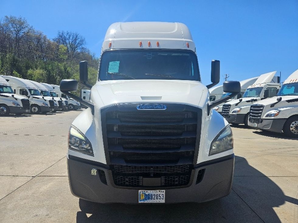 Sleeper Tractor-Heavy Duty Tractors-Freightliner-2020-T12664ST-Moberly-MO-699,635\n\t\tmiles-$ 46,000 - Image 2