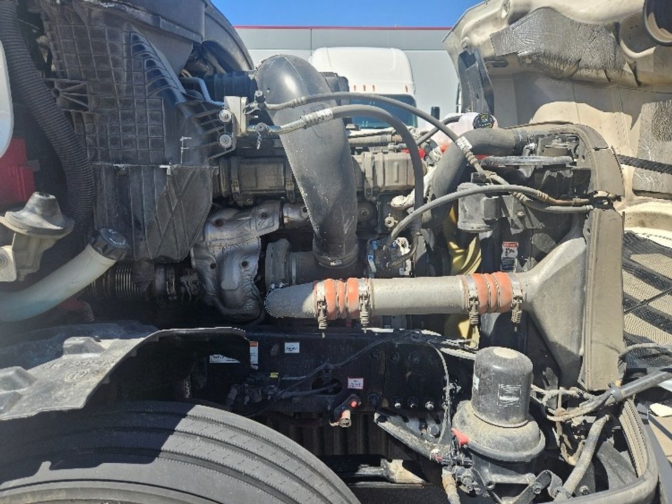 Sleeper Tractor-Heavy Duty Tractors-Freightliner-2020-T12664ST-Moberly-MO-699,635\n\t\tmiles-$ 46,000 - Image 20