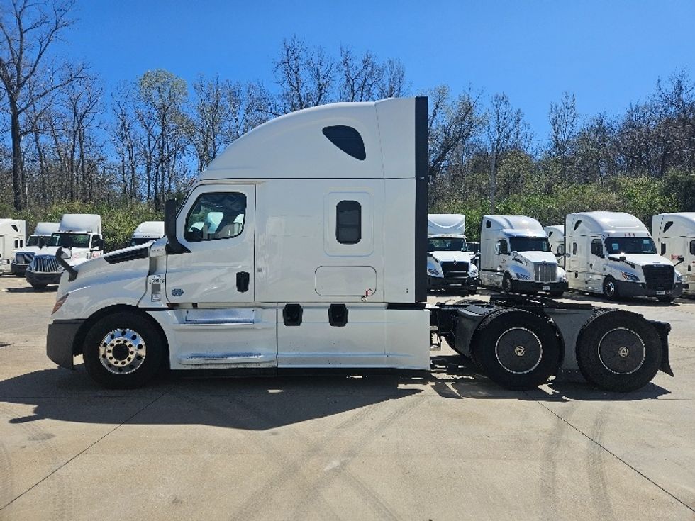 Sleeper Tractor-Heavy Duty Tractors-Freightliner-2020-T12664ST-Moberly-MO-699,635\n\t\tmiles-$ 46,000 - Image 4