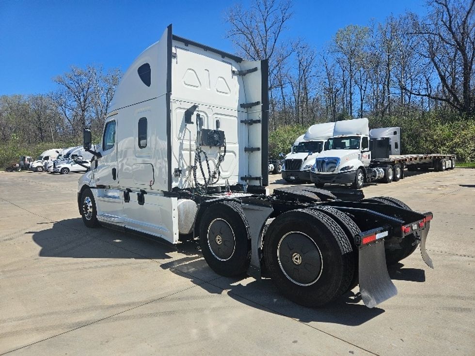 Sleeper Tractor-Heavy Duty Tractors-Freightliner-2020-T12664ST-Moberly-MO-699,635\n\t\tmiles-$ 46,000 - Image 5
