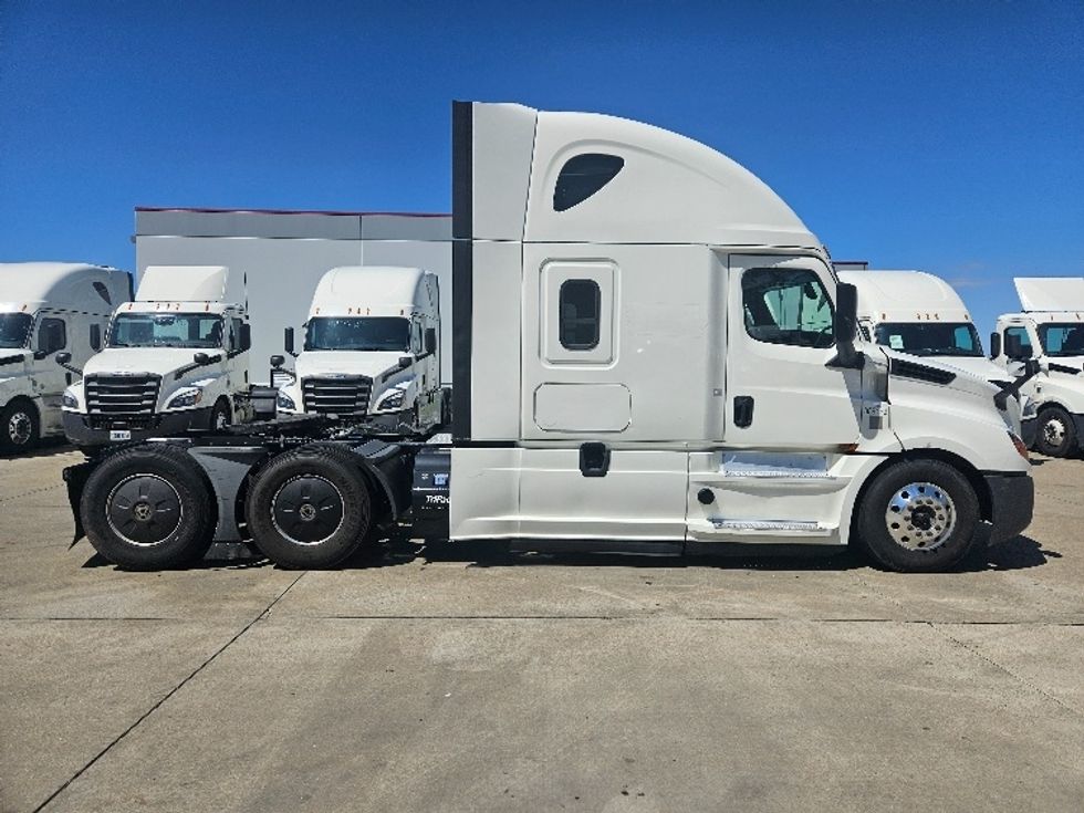 Sleeper Tractor-Heavy Duty Tractors-Freightliner-2020-T12664ST-Moberly-MO-699,635\n\t\tmiles-$ 46,000 - Image 8