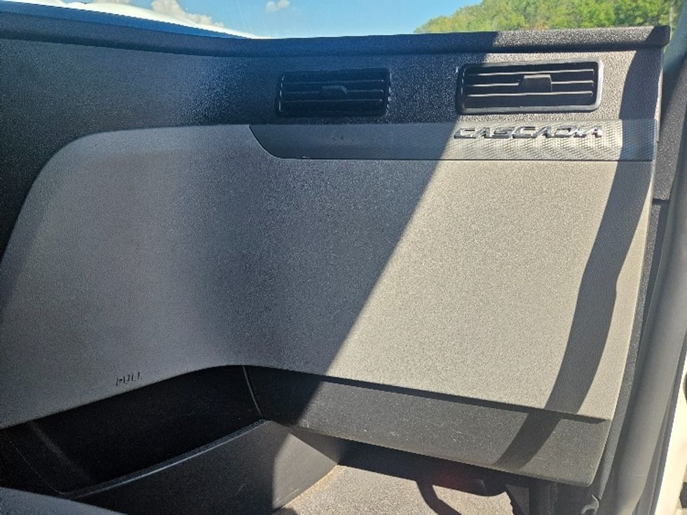 Sleeper Tractor-Heavy Duty Tractors-Freightliner-2020-T12664ST-Moberly-MO-702,539\n\t\tmiles-$ 49,500 - Image 14