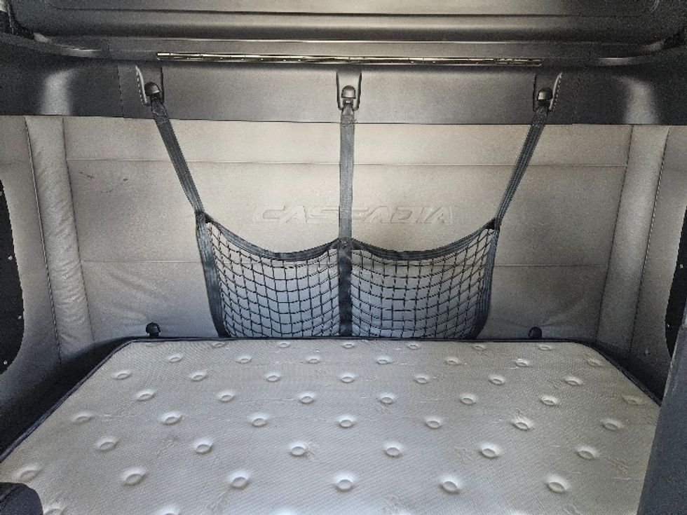 Sleeper Tractor-Heavy Duty Tractors-Freightliner-2020-T12664ST-Moberly-MO-702,539\n\t\tmiles-$ 49,500 - Image 16