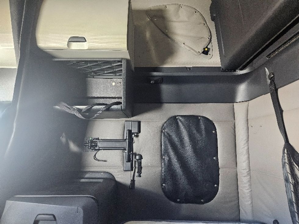 Sleeper Tractor-Heavy Duty Tractors-Freightliner-2020-T12664ST-Moberly-MO-702,539\n\t\tmiles-$ 49,500 - Image 19