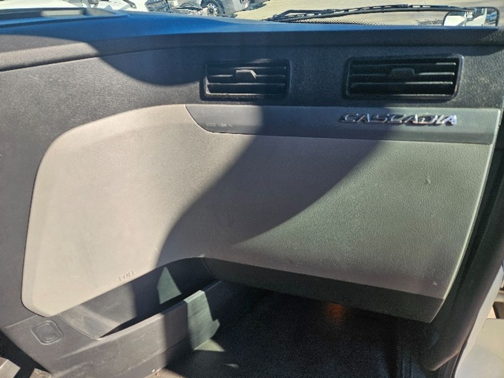 Sleeper Tractor-Heavy Duty Tractors-Freightliner-2020-T12664ST-Moberly-MO-708,217\n\t\tmiles-$ 44,250 - Image 14