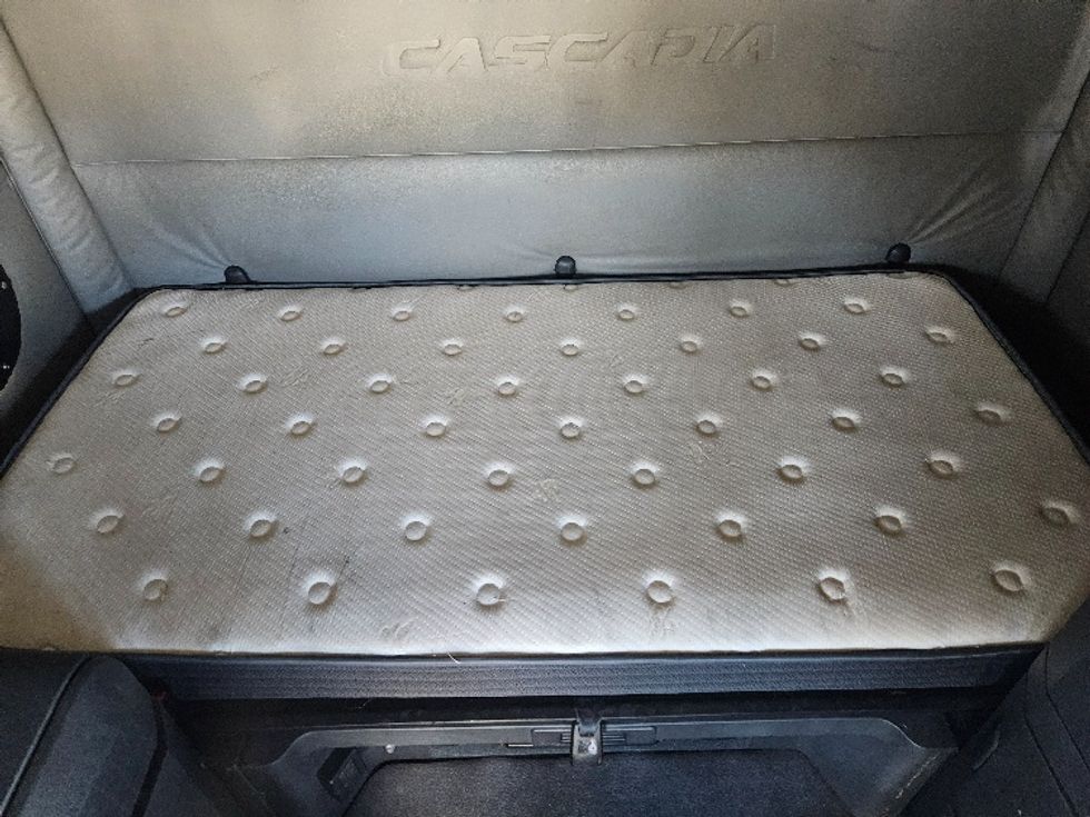 Sleeper Tractor-Heavy Duty Tractors-Freightliner-2020-T12664ST-Moberly-MO-708,217\n\t\tmiles-$ 44,250 - Image 17