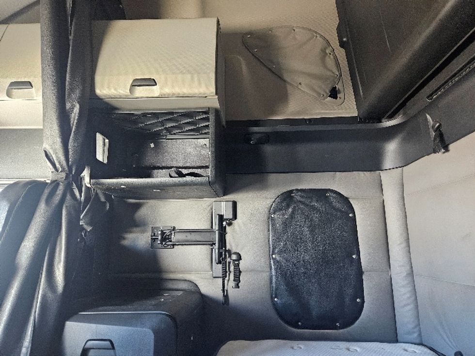 Sleeper Tractor-Heavy Duty Tractors-Freightliner-2020-T12664ST-Moberly-MO-708,217\n\t\tmiles-$ 44,250 - Image 19