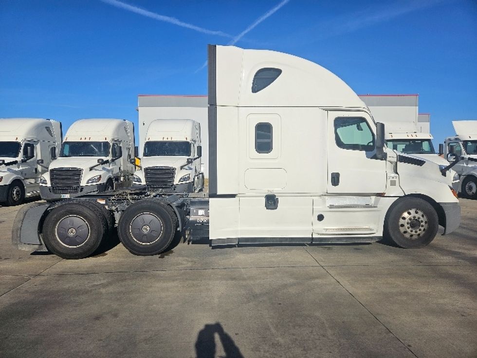 Sleeper Tractor-Heavy Duty Tractors-Freightliner-2020-T12664ST-Moberly-MO-708,217\n\t\tmiles-$ 44,250 - Image 8