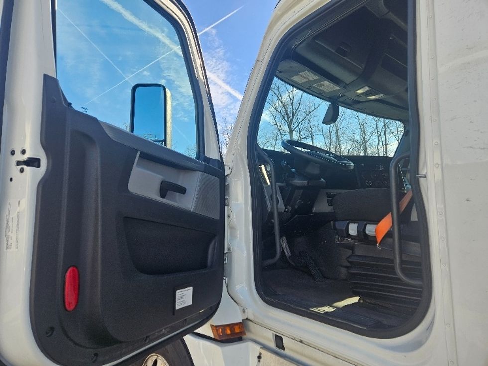 Sleeper Tractor-Heavy Duty Tractors-Freightliner-2020-T12664ST-Moberly-MO-708,217\n\t\tmiles-$ 44,250 - Image 9