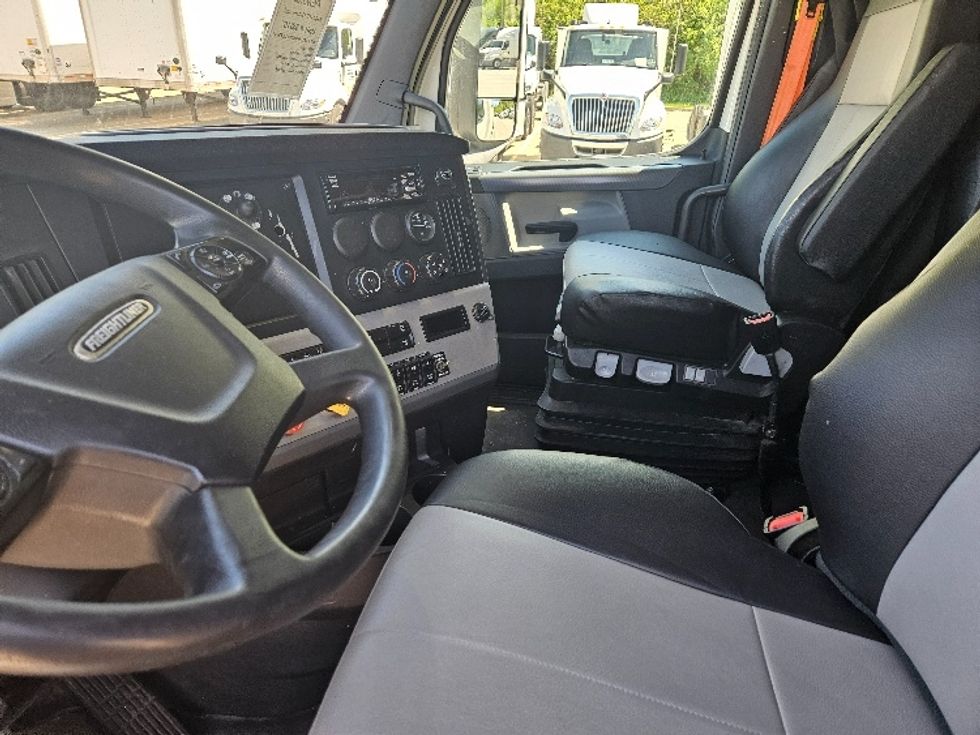 Sleeper Tractor-Heavy Duty Tractors-Freightliner-2020-T12664ST-Moberly-MO-713,341\n\t\tmiles-$ 46,000 - Image 10