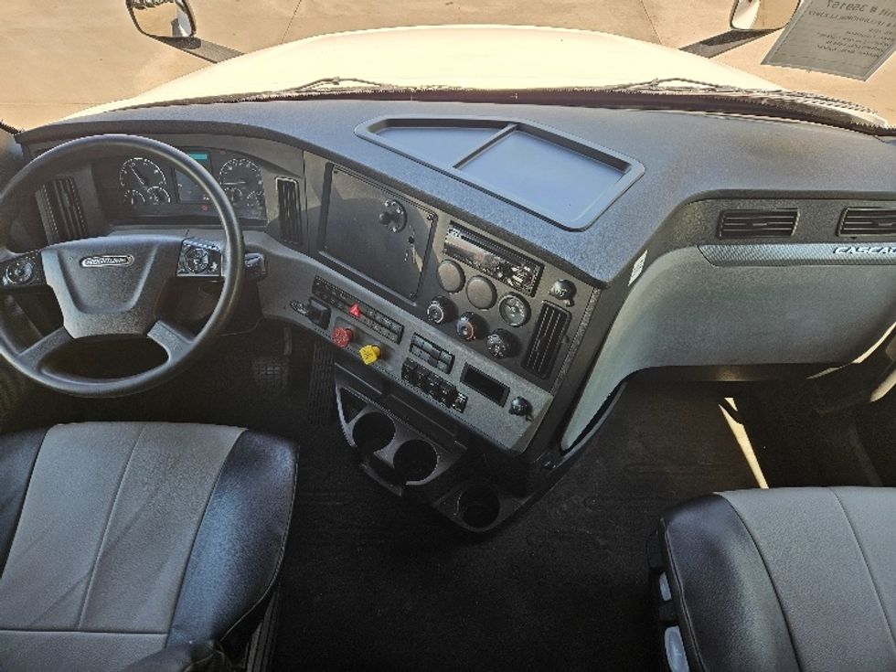 Sleeper Tractor-Heavy Duty Tractors-Freightliner-2020-T12664ST-Moberly-MO-713,341\n\t\tmiles-$ 46,000 - Image 12