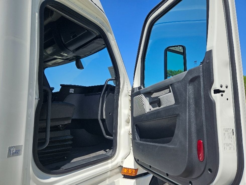 Sleeper Tractor-Heavy Duty Tractors-Freightliner-2020-T12664ST-Moberly-MO-713,341\n\t\tmiles-$ 46,000 - Image 13