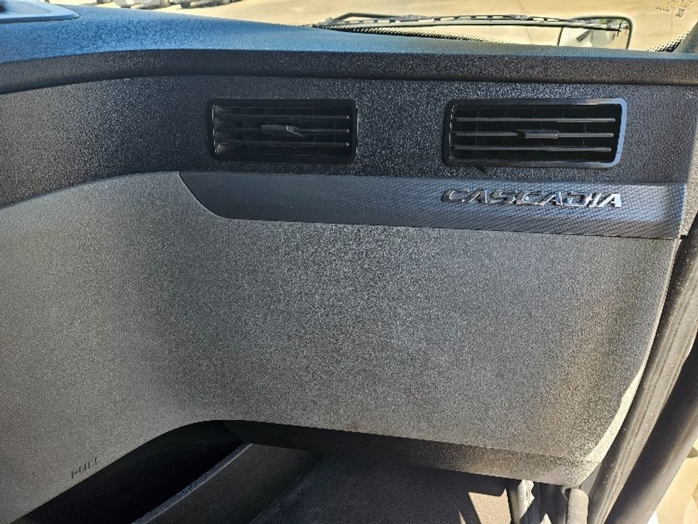 Sleeper Tractor-Heavy Duty Tractors-Freightliner-2020-T12664ST-Moberly-MO-713,341\n\t\tmiles-$ 46,000 - Image 14