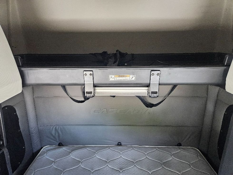 Sleeper Tractor-Heavy Duty Tractors-Freightliner-2020-T12664ST-Moberly-MO-713,341\n\t\tmiles-$ 46,000 - Image 16