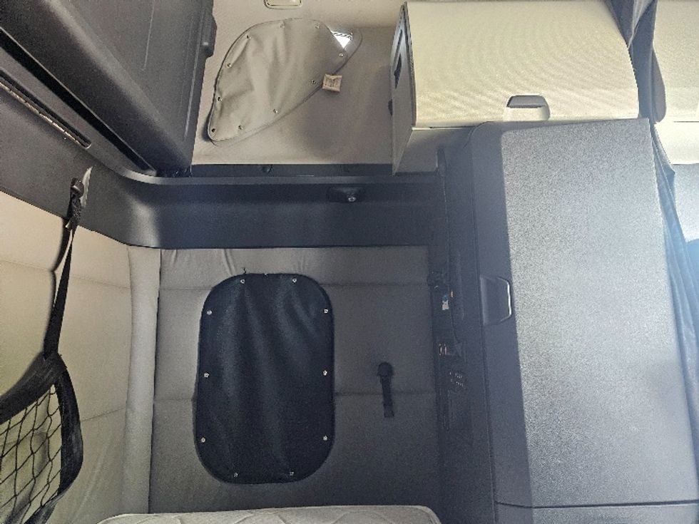 Sleeper Tractor-Heavy Duty Tractors-Freightliner-2020-T12664ST-Moberly-MO-713,341\n\t\tmiles-$ 46,000 - Image 18