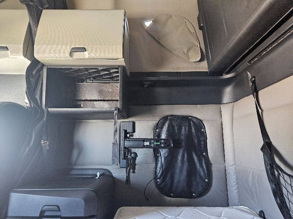 Sleeper Tractor-Heavy Duty Tractors-Freightliner-2020-T12664ST-Moberly-MO-713,341\n\t\tmiles-$ 46,000 - Image 19