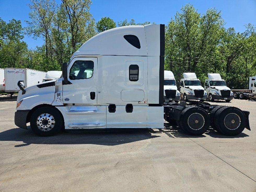 Sleeper Tractor-Heavy Duty Tractors-Freightliner-2020-T12664ST-Moberly-MO-713,341\n\t\tmiles-$ 46,000 - Image 4