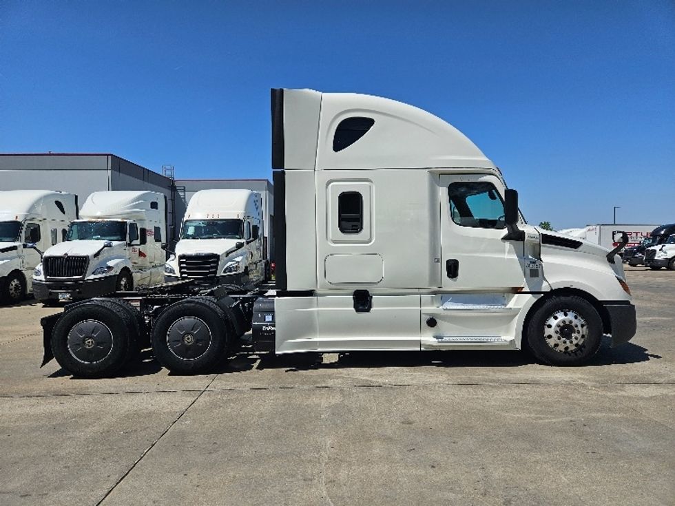 Sleeper Tractor-Heavy Duty Tractors-Freightliner-2020-T12664ST-Moberly-MO-713,341\n\t\tmiles-$ 46,000 - Image 8