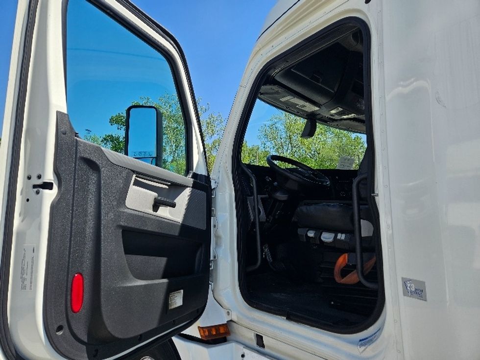 Sleeper Tractor-Heavy Duty Tractors-Freightliner-2020-T12664ST-Moberly-MO-713,341\n\t\tmiles-$ 46,000 - Image 9