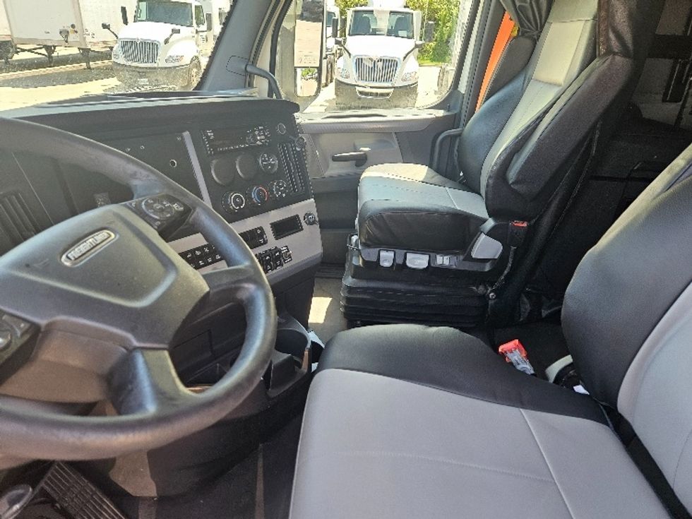 Sleeper Tractor-Heavy Duty Tractors-Freightliner-2020-T12664ST-Moberly-MO-872,558\n\t\tmiles-$ 36,000 - Image 10