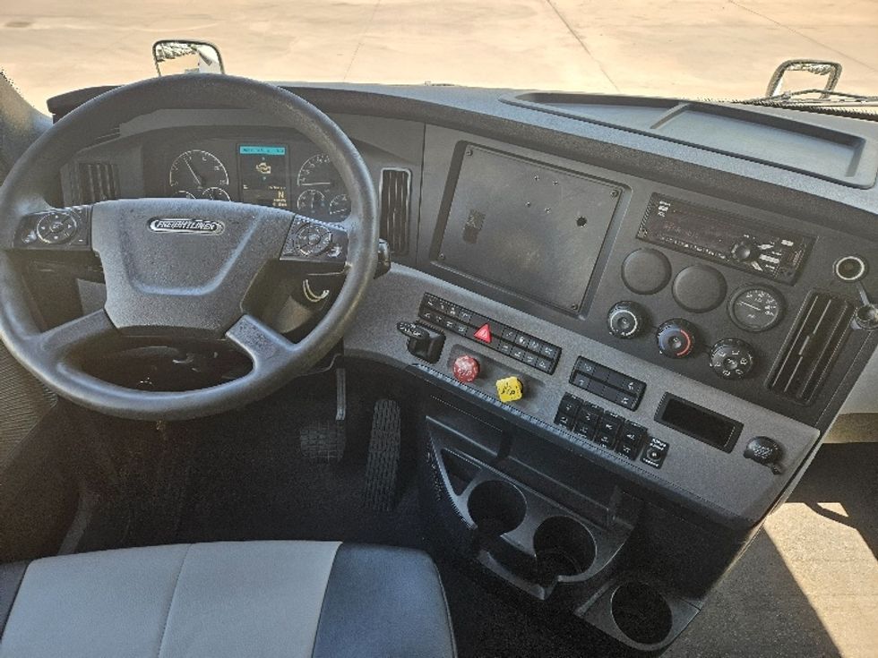 Sleeper Tractor-Heavy Duty Tractors-Freightliner-2020-T12664ST-Moberly-MO-872,558\n\t\tmiles-$ 36,000 - Image 11
