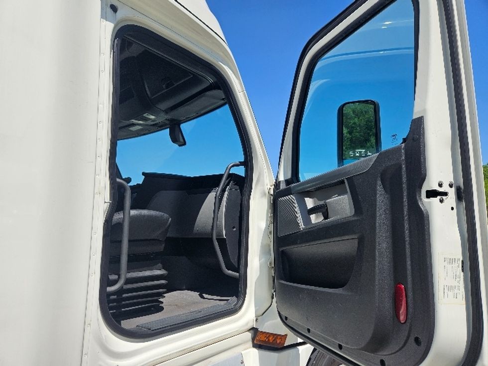 Sleeper Tractor-Heavy Duty Tractors-Freightliner-2020-T12664ST-Moberly-MO-872,558\n\t\tmiles-$ 36,000 - Image 13