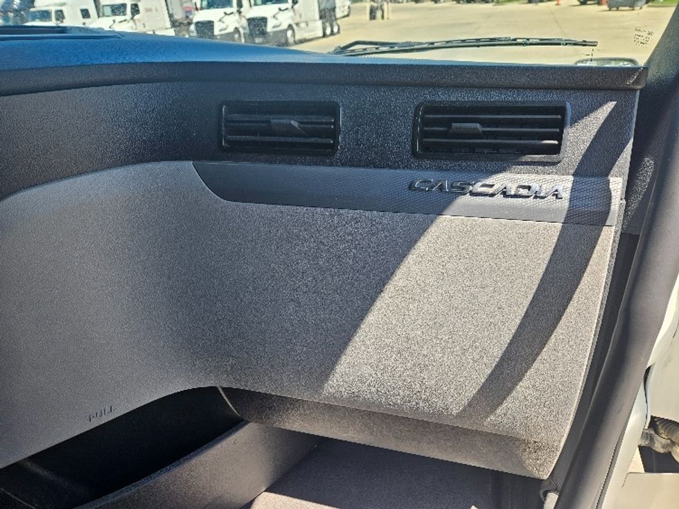 Sleeper Tractor-Heavy Duty Tractors-Freightliner-2020-T12664ST-Moberly-MO-872,558\n\t\tmiles-$ 36,000 - Image 14