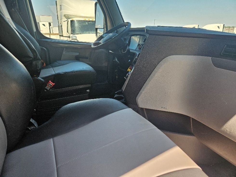 Sleeper Tractor-Heavy Duty Tractors-Freightliner-2020-T12664ST-Moberly-MO-872,558\n\t\tmiles-$ 36,000 - Image 15