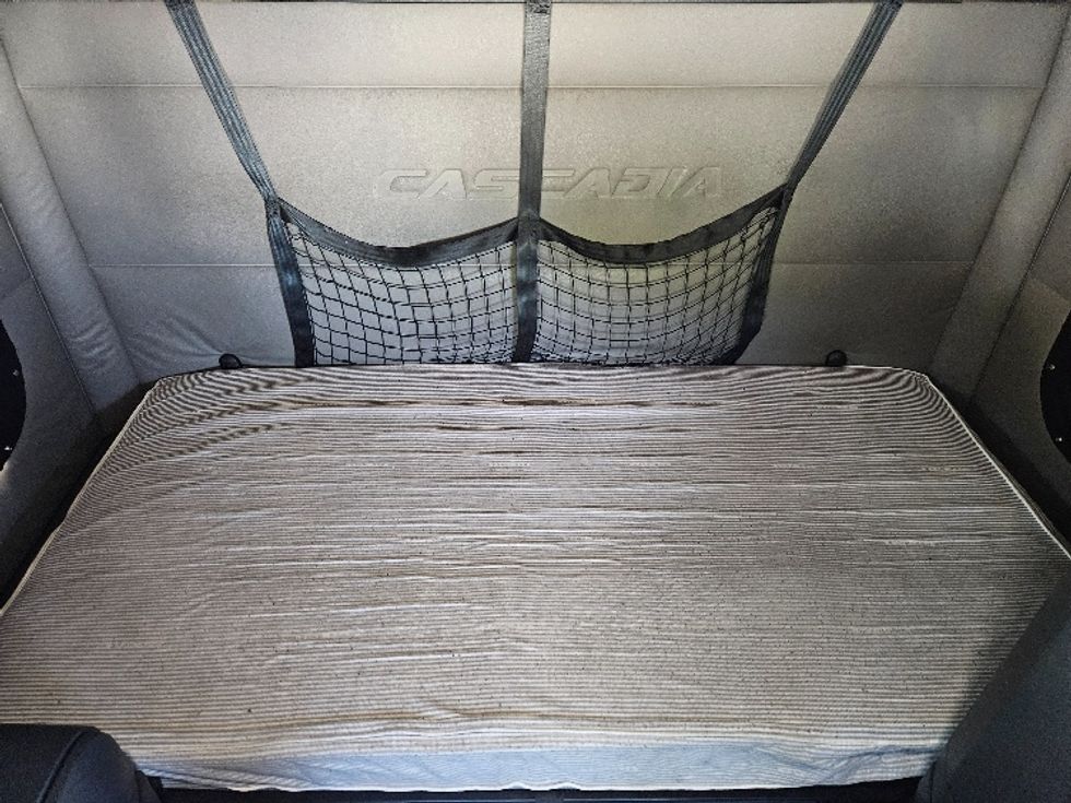 Sleeper Tractor-Heavy Duty Tractors-Freightliner-2020-T12664ST-Moberly-MO-872,558\n\t\tmiles-$ 36,000 - Image 17