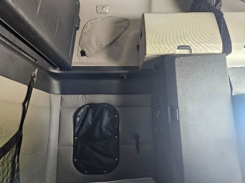 Sleeper Tractor-Heavy Duty Tractors-Freightliner-2020-T12664ST-Moberly-MO-872,558\n\t\tmiles-$ 36,000 - Image 18