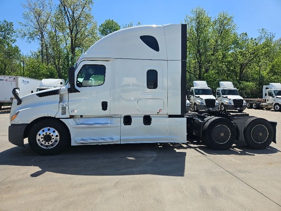 Sleeper Tractor-Heavy Duty Tractors-Freightliner-2020-T12664ST-Moberly-MO-872,558\n\t\tmiles-$ 36,000 - Image 4