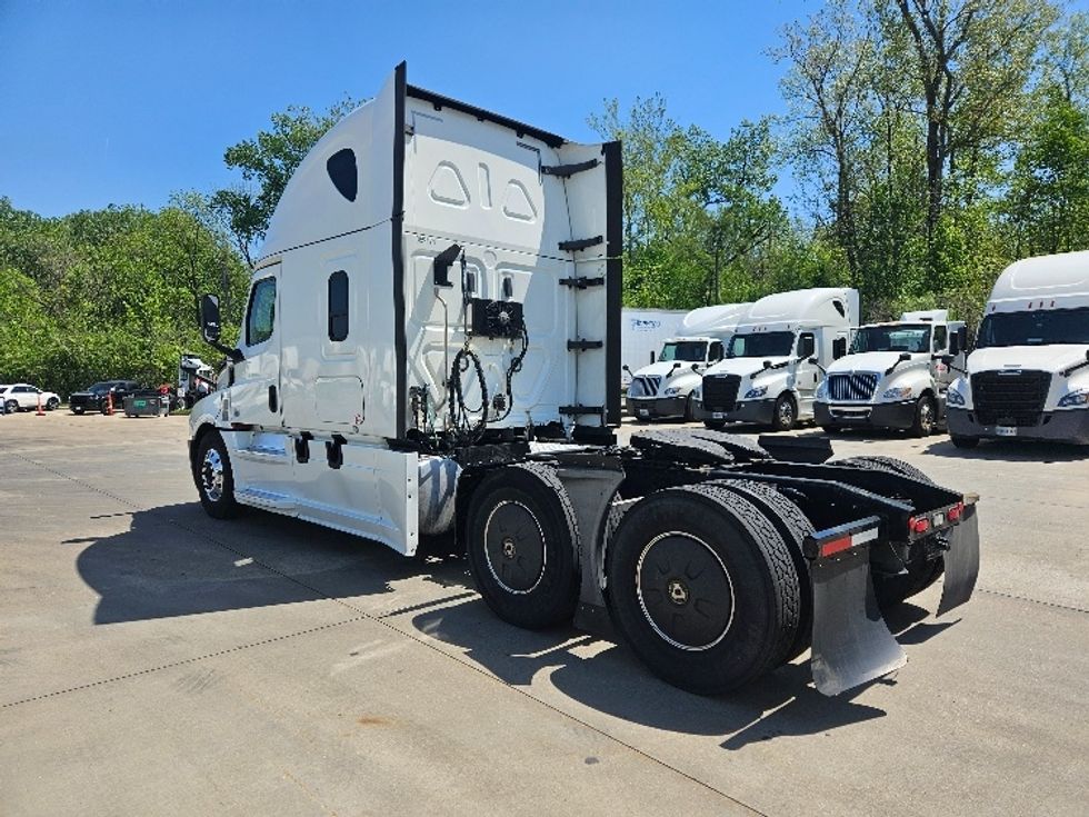 Sleeper Tractor-Heavy Duty Tractors-Freightliner-2020-T12664ST-Moberly-MO-872,558\n\t\tmiles-$ 36,000 - Image 5
