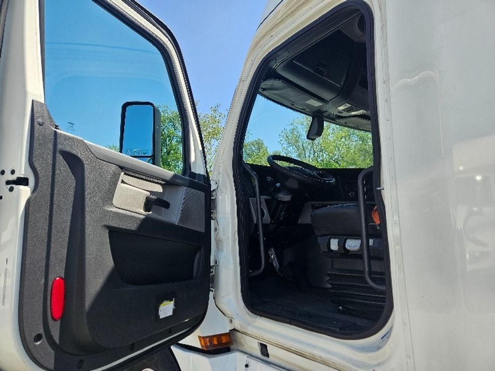 Sleeper Tractor-Heavy Duty Tractors-Freightliner-2020-T12664ST-Moberly-MO-872,558\n\t\tmiles-$ 36,000 - Image 9