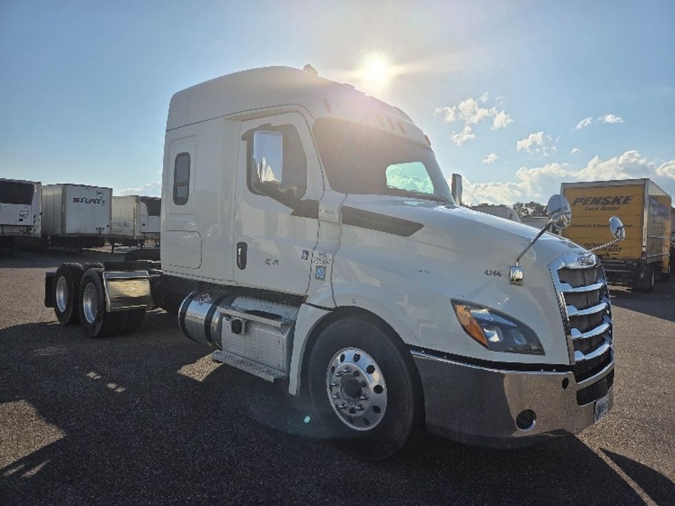 Sleeper Tractor-Heavy Duty Tractors-Freightliner-2020-T12664ST-Mobile-AL-170,310\n\t\tmiles-$ 78,250 - Image 1