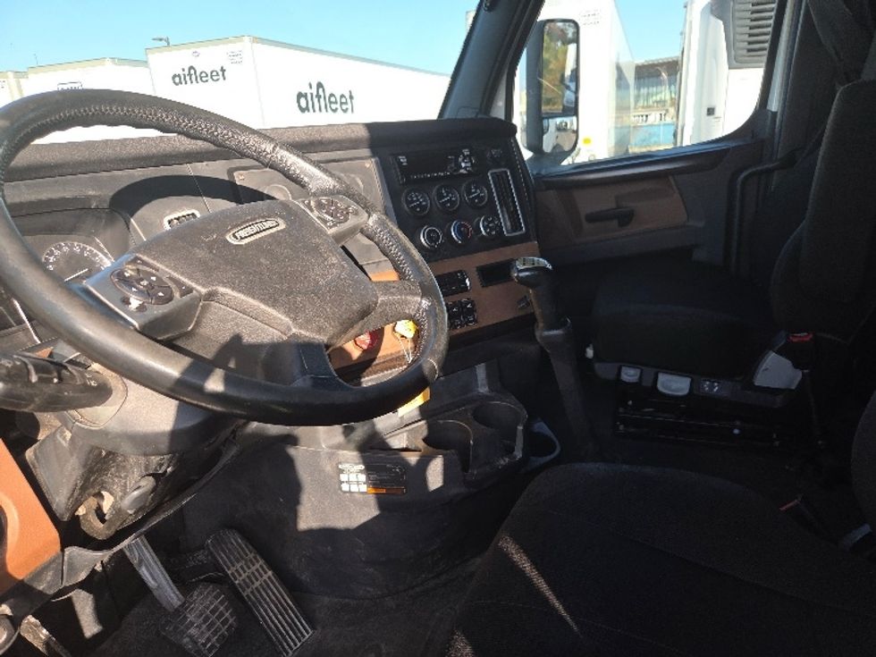Sleeper Tractor-Heavy Duty Tractors-Freightliner-2020-T12664ST-Mobile-AL-170,310\n\t\tmiles-$ 78,250 - Image 10
