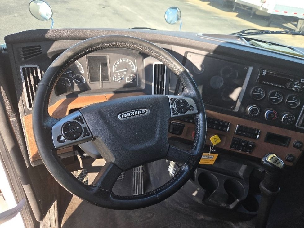 Sleeper Tractor-Heavy Duty Tractors-Freightliner-2020-T12664ST-Mobile-AL-170,310\n\t\tmiles-$ 78,250 - Image 11