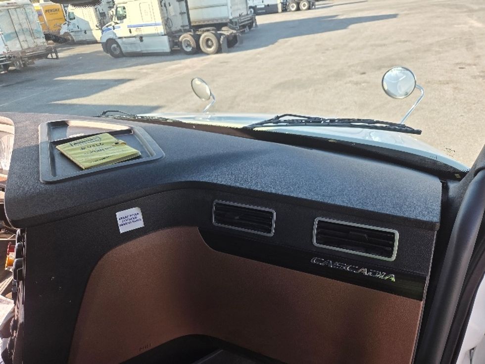 Sleeper Tractor-Heavy Duty Tractors-Freightliner-2020-T12664ST-Mobile-AL-170,310\n\t\tmiles-$ 78,250 - Image 14