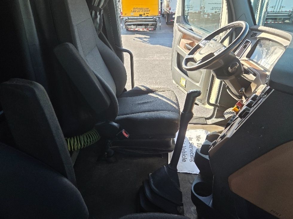 Sleeper Tractor-Heavy Duty Tractors-Freightliner-2020-T12664ST-Mobile-AL-170,310\n\t\tmiles-$ 78,250 - Image 15