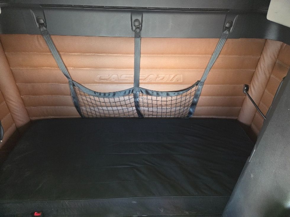 Sleeper Tractor-Heavy Duty Tractors-Freightliner-2020-T12664ST-Mobile-AL-170,310\n\t\tmiles-$ 78,250 - Image 16