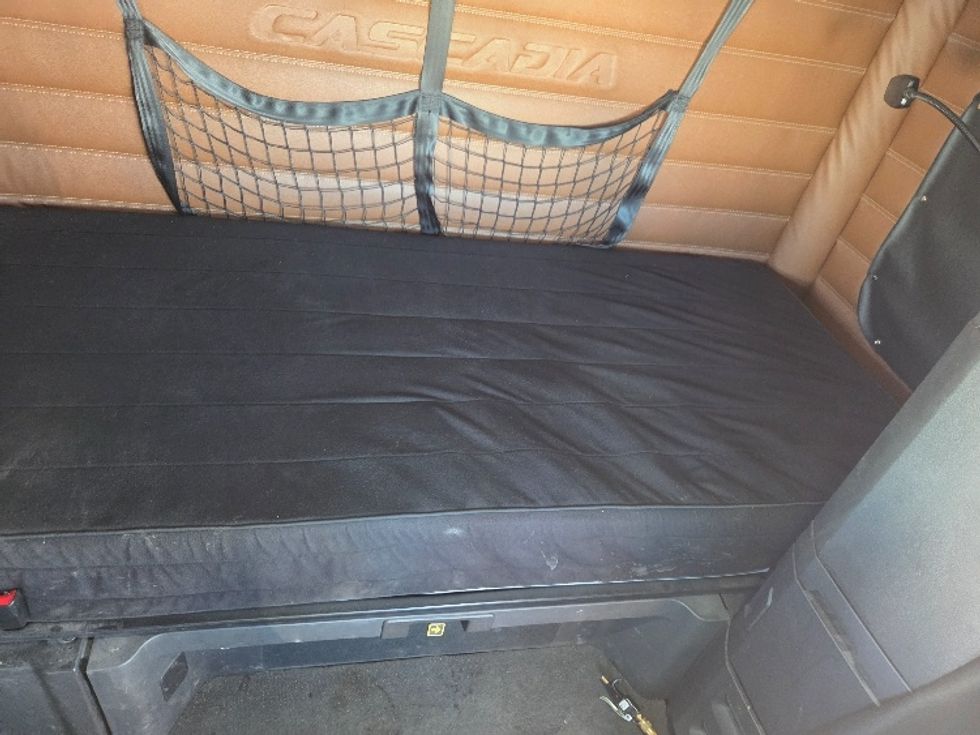 Sleeper Tractor-Heavy Duty Tractors-Freightliner-2020-T12664ST-Mobile-AL-170,310\n\t\tmiles-$ 78,250 - Image 17