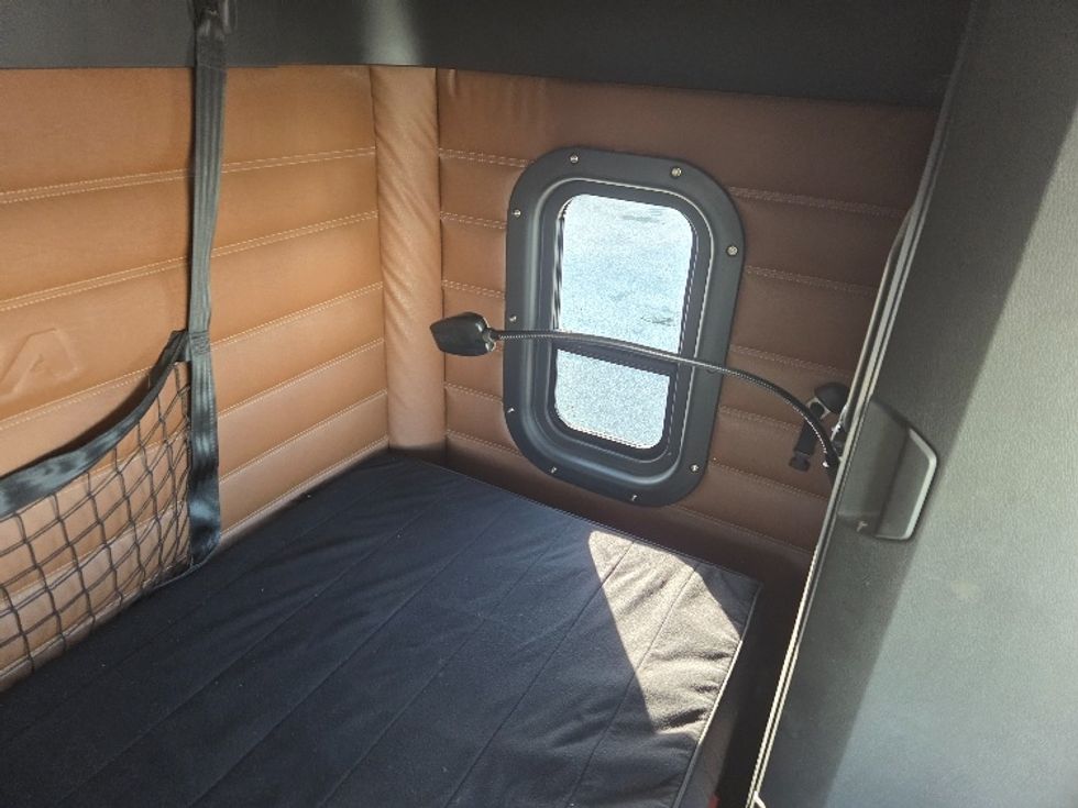 Sleeper Tractor-Heavy Duty Tractors-Freightliner-2020-T12664ST-Mobile-AL-170,310\n\t\tmiles-$ 78,250 - Image 18