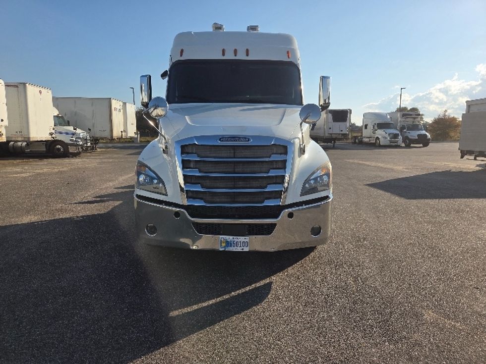 2020 Freightliner Cascadia 126" Sleeper Cab photo 2