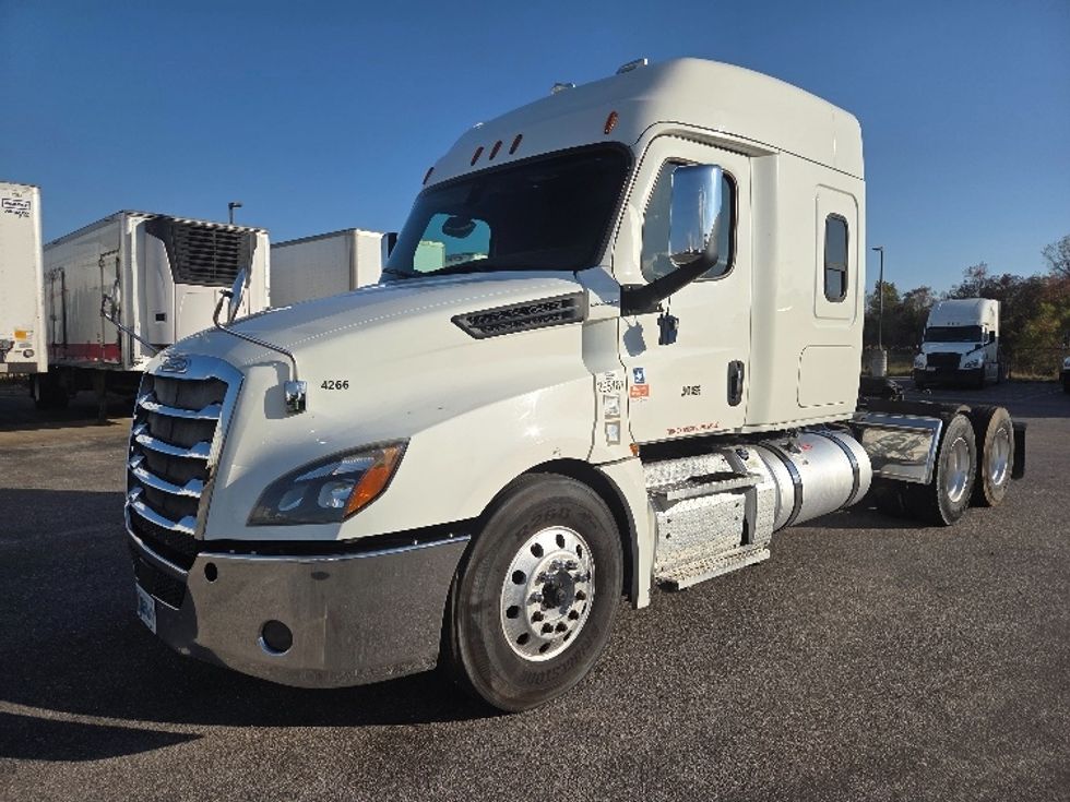 2020 Freightliner Cascadia 126" Sleeper Cab photo 3