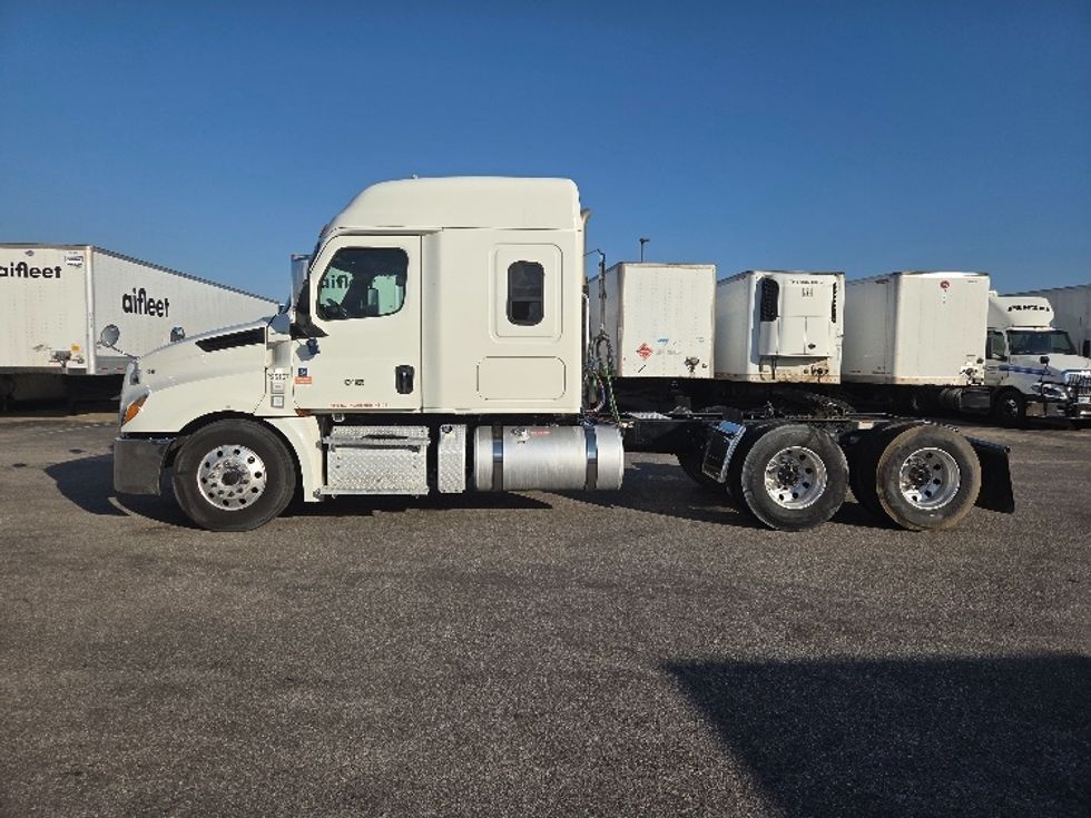 2020 Freightliner Cascadia 126" Sleeper Cab photo 4